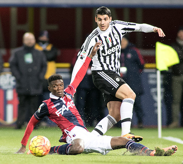 Mbaye contrasta Morata - 2016 Bologna - Juventus